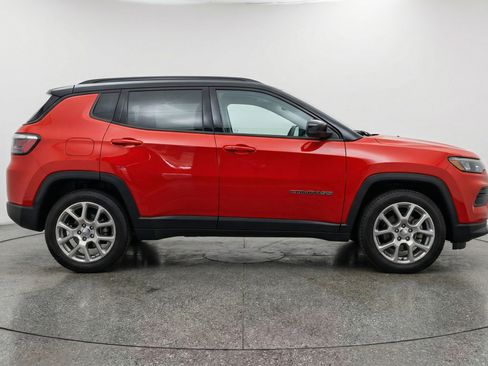 Used 2025 Jeep Compass Limited image 11