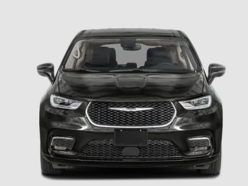 Used 2024 Chrysler Pacifica Limited FWD image 2