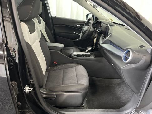 Used 2024 Chevrolet Trax LS w/ LS Convenience Package FWD image 18