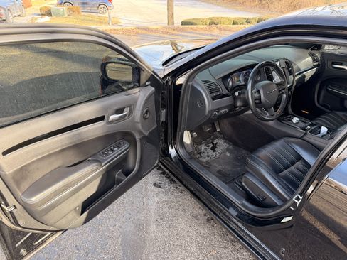 Used 2018 Chrysler 300 S w/ 300S Premium Group image 11