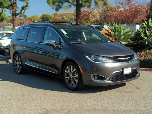 Certified 2019 Chrysler Pacifica Limited w/ Tire & Wheel Group image 3
