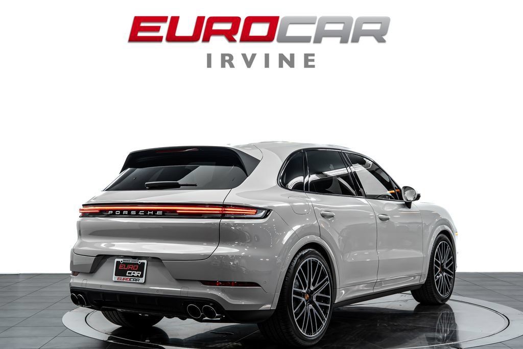 Used 2025 Porsche Cayenne AWD/4WD image 5