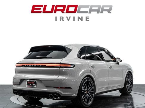 Used 2025 Porsche Cayenne AWD/4WD image 5