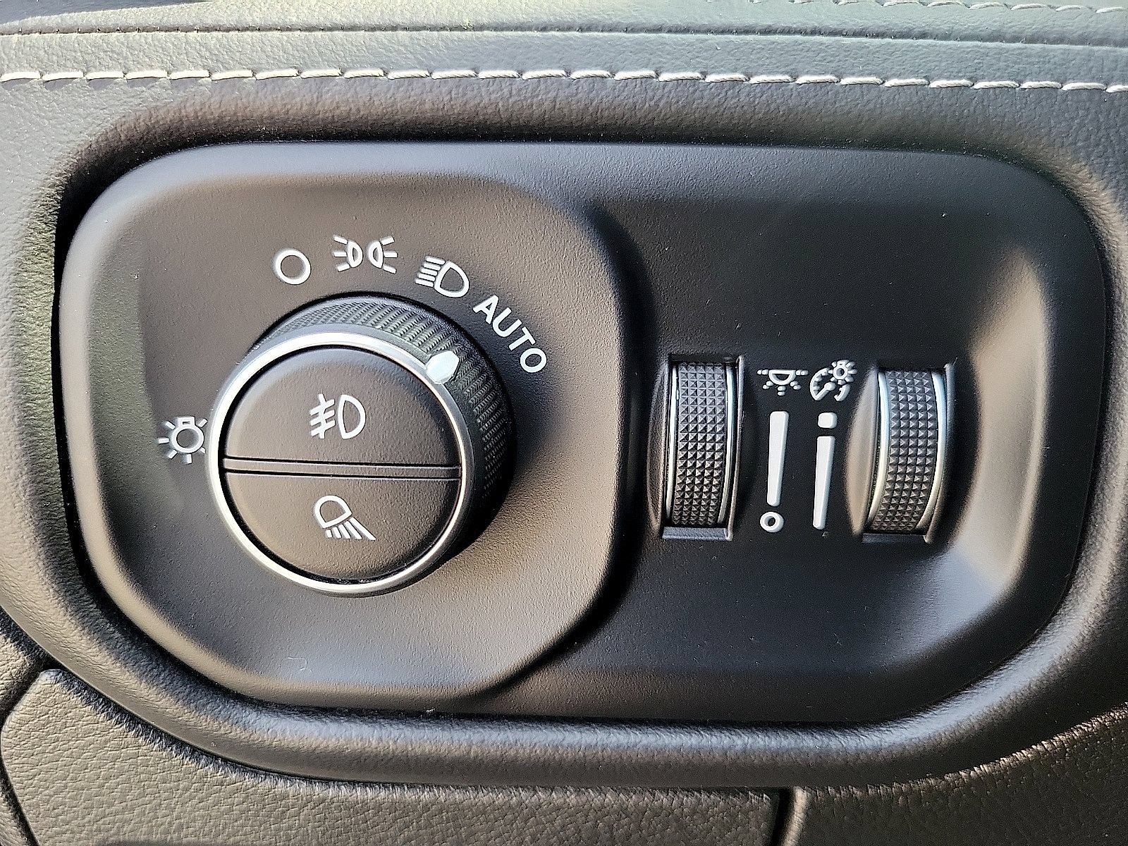 Used 2025 RAM 1500 Limited AWD/4WD image 14