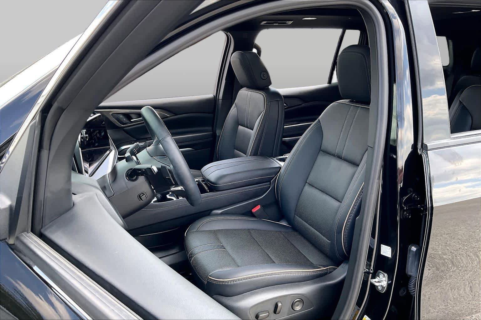 Used 2026 Chevrolet Traverse High Country FWD image 8