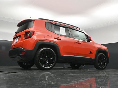 Used 2018 Jeep Renegade Altitude w/ Cold Weather Group FWD image 32