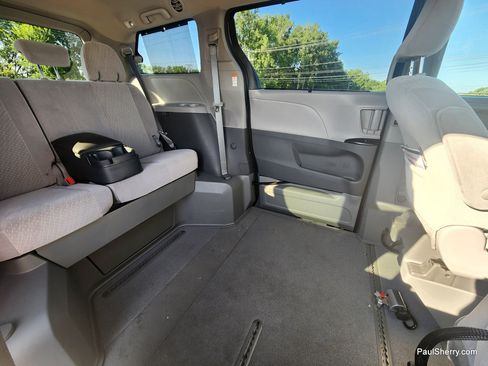 Used 2020 Toyota Sienna LE FWD image 2
