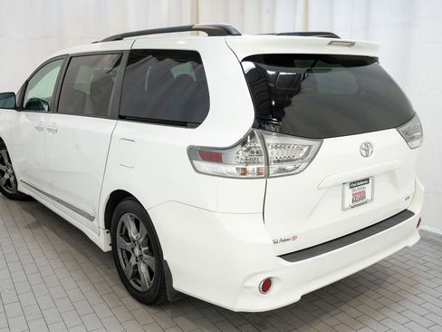 Used 2017 Toyota Sienna SE Premium image 3
