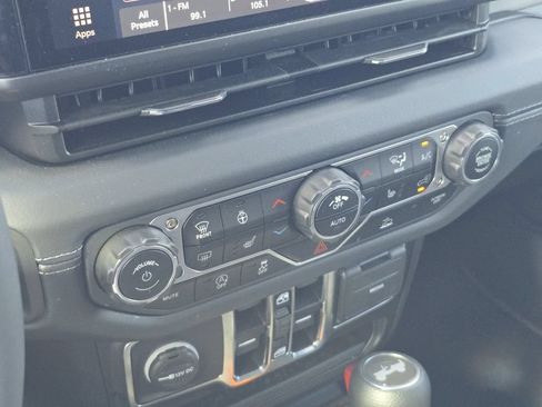 Used 2025 Jeep Wrangler Unlimited Sahara AWD/4WD image 25