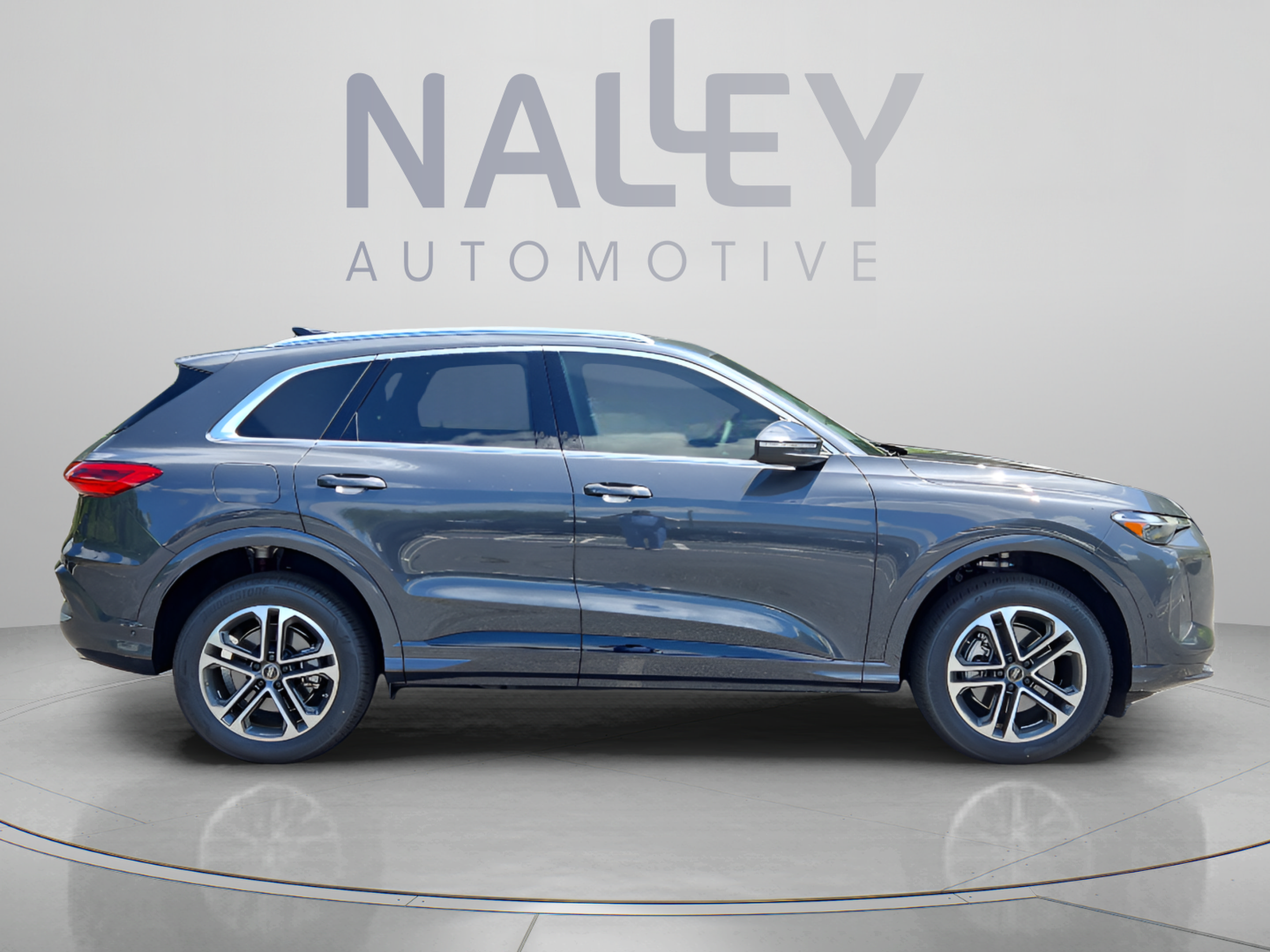 Used 2025 Audi Q5 Premium w/ Convenience Package AWD/4WD image 9