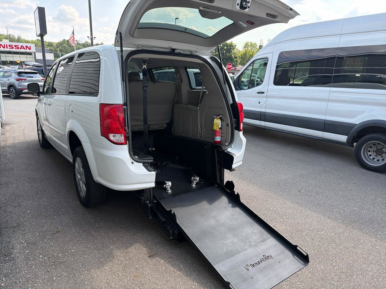 Used 2017 Dodge Grand Caravan SE w/ Power Window Group FWD image 4