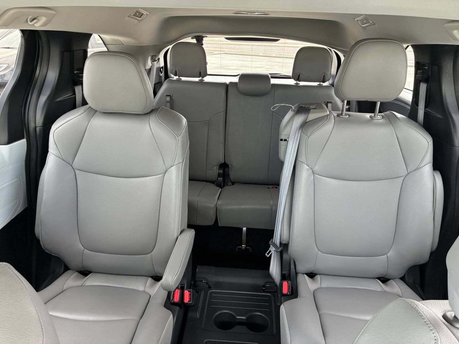Used 2025 Toyota Sienna XLE FWD image 40