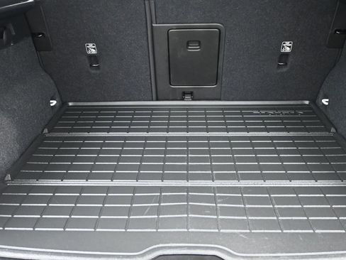 Used 2023 Volvo XC40 B5 Plus w/ Climate Package image 11