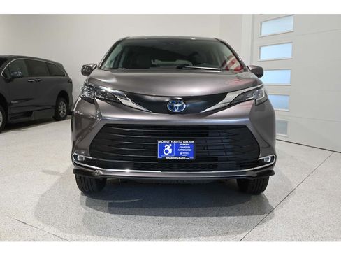 Used 2021 Toyota Sienna XLE w/ XLE Plus Package FWD image 4