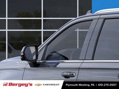 Used 2024 Chevrolet Suburban High Country image 13