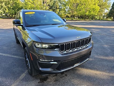 Used 2025 Jeep Grand Cherokee Limited AWD/4WD image 5