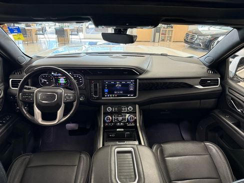 Used 2021 GMC Yukon Denali w/ Denali Premium Package image 12