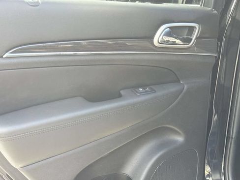 Used 2018 Jeep Grand Cherokee Overland RWD image 12