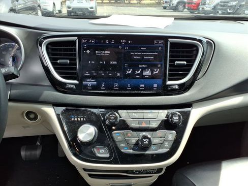 Used 2023 Chrysler Pacifica Touring-L image 11