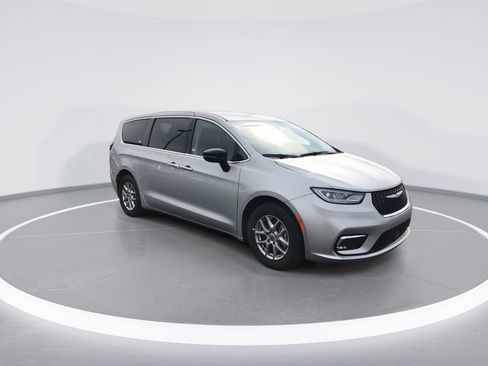 Used 2024 Chrysler Pacifica Touring-L image 2