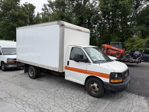 Used 2012 GMC Savana 3500 RWD image 2