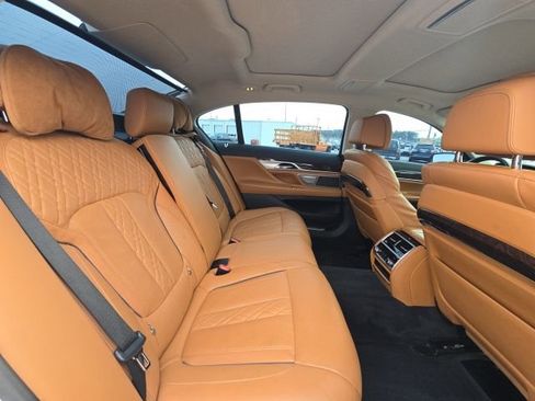Used 2020 BMW 750i xDrive w/ Luxury Rear Seating Package image 11