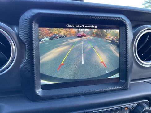 Used 2018 Jeep Wrangler Unlimited Sahara image 11