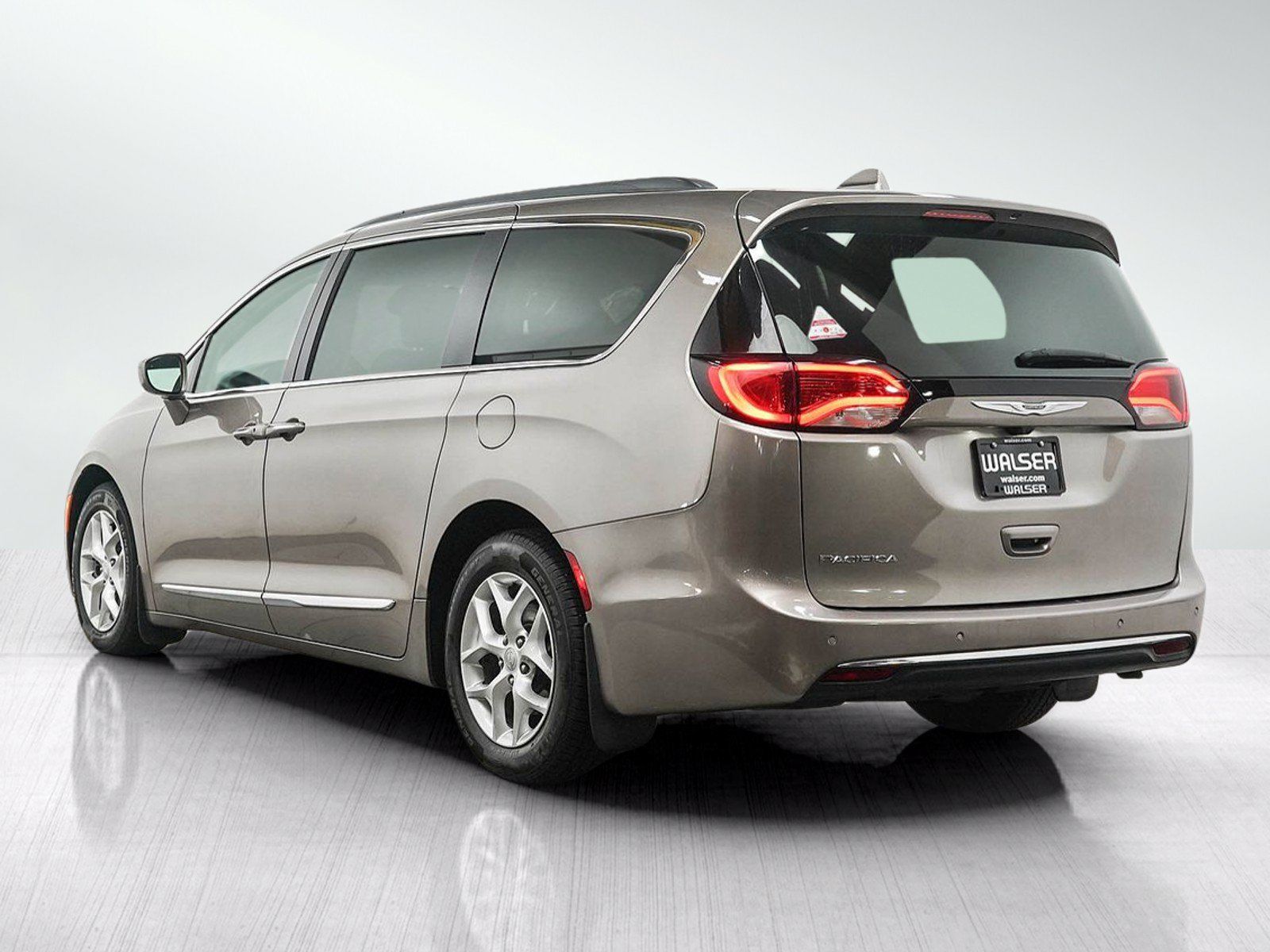 Used 2017 Chrysler Pacifica Touring-L w/ Tire & Wheel Group FWD image 3