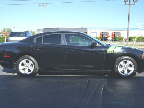 Used 2014 Dodge Charger SE RWD image 4