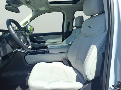 Used 2025 Ford Expedition Max Platinum w/ Driver's Package AWD/4WD image 16