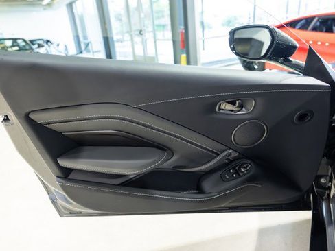 Used 2023 Aston Martin V8 Vantage Coupe image 33