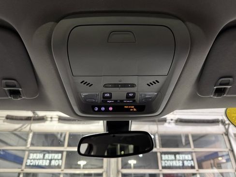 Used 2021 Buick Enclave Essence image 25