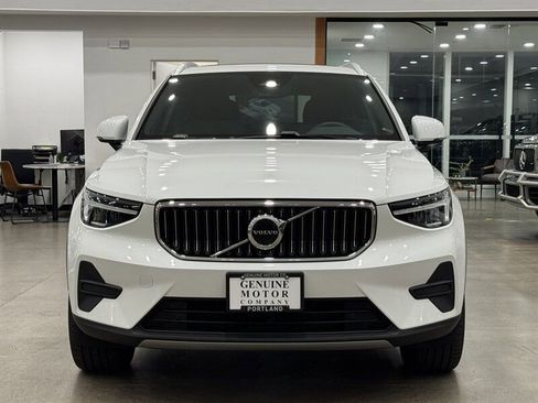 Used 2025 Volvo XC40 B5 Core image 2
