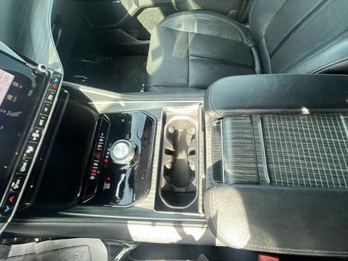 Used 2024 Jeep Wagoneer L Series II w/ Flexible Seating Group AWD/4WD image 17