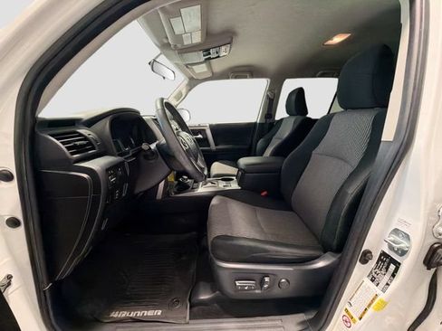 Certified 2017 Toyota 4Runner SR5 AWD/4WD image 17