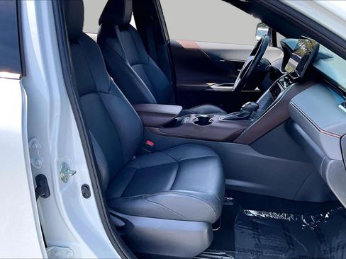 Used 2023 Toyota Venza XLE AWD/4WD image 9