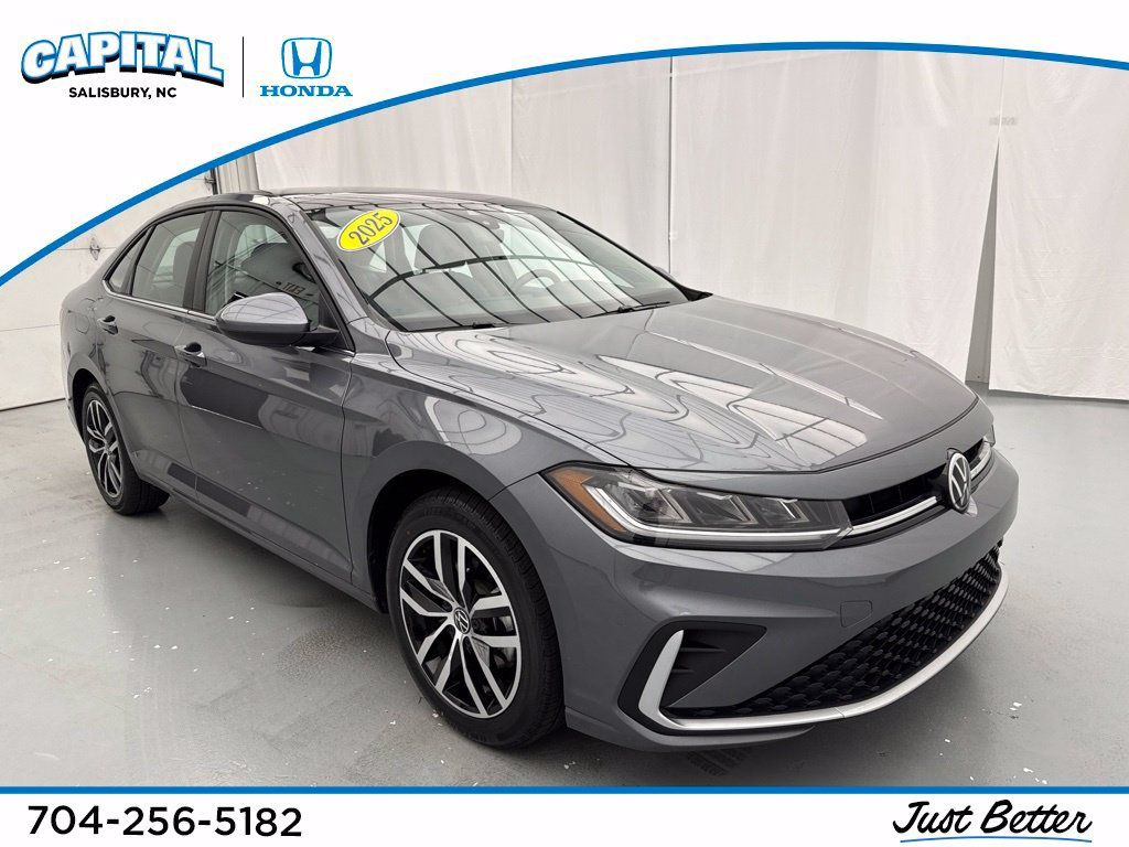 Used 2025 Volkswagen Jetta SE FWD image 1