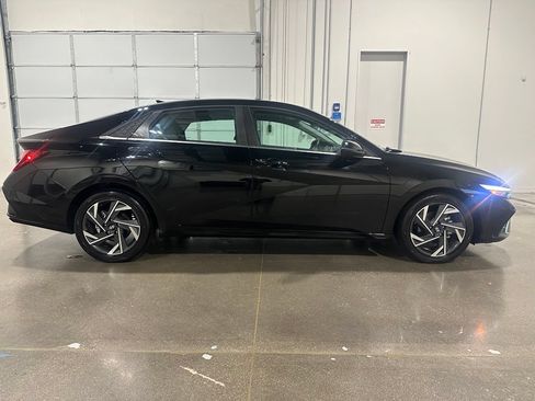 Used 2025 Hyundai Elantra Limited FWD image 4
