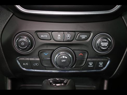 Used 2021 Jeep Cherokee Latitude Plus image 25