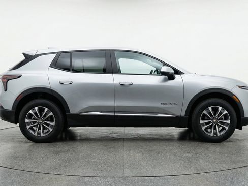 Used 2025 Chevrolet Equinox LT image 11