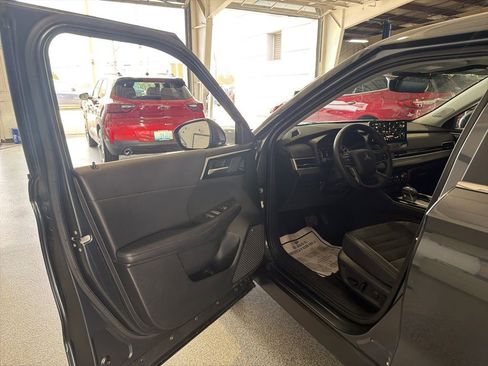 Used 2025 Mitsubishi Outlander SE image 5