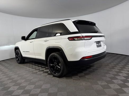 Used 2025 Jeep Grand Cherokee Limited w/ Luxury Tech Group II image 9