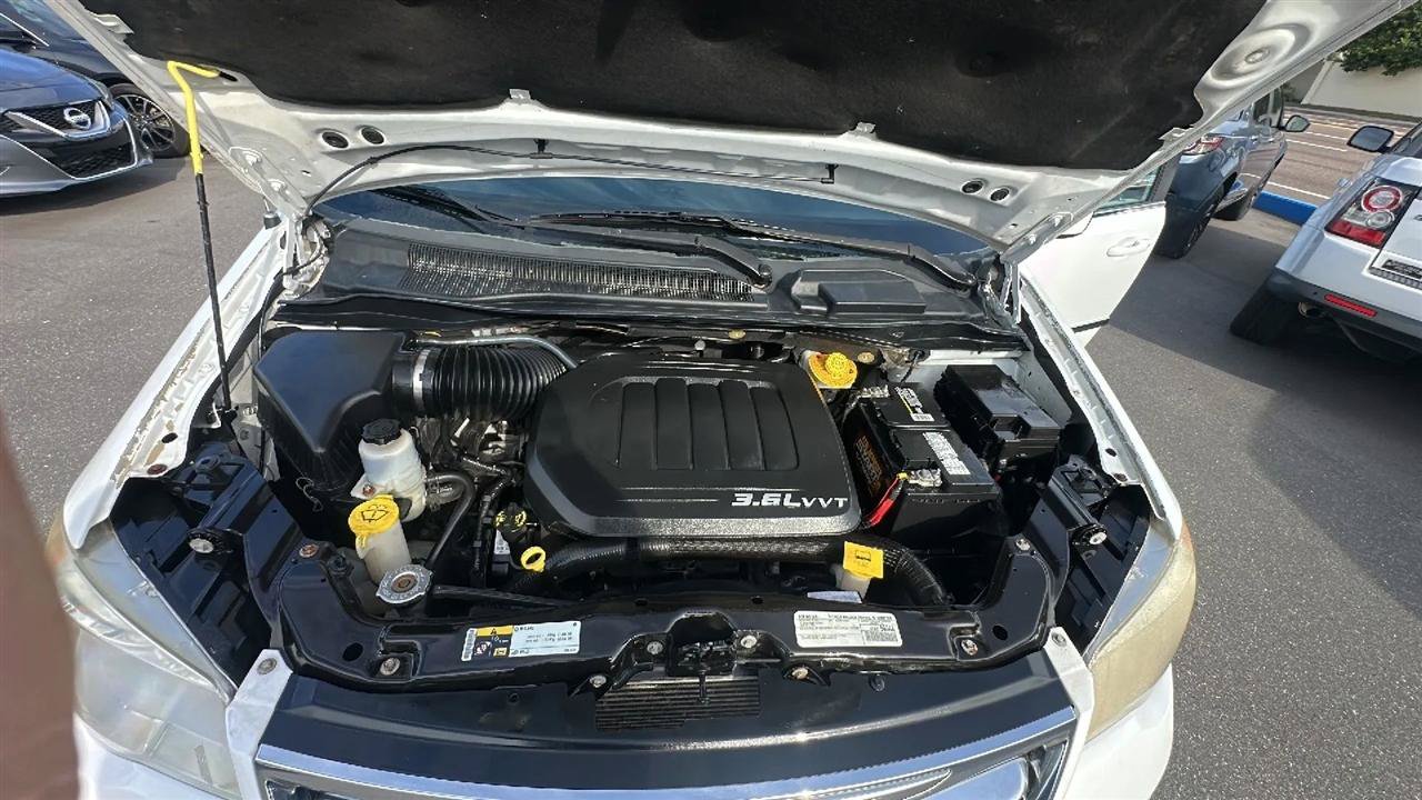 Used 2016 Chrysler Town & Country Touring FWD image 36