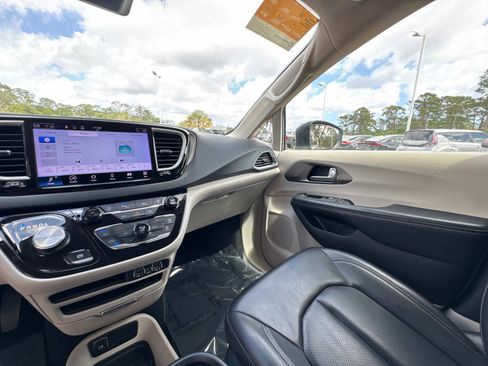 Certified 2023 Chrysler Pacifica Touring-L FWD image 27