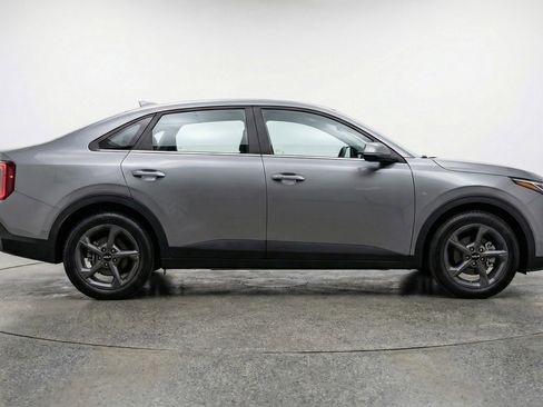 Used 2025 Kia K4 LXS image 11