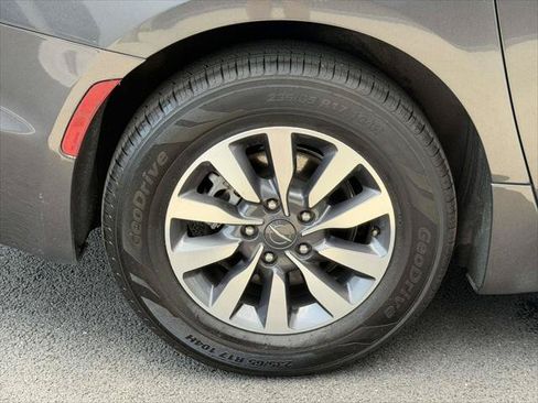 Used 2022 Chrysler Pacifica Touring-L FWD image 8