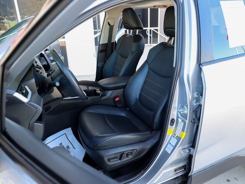 Used 2022 Toyota RAV4 XLE Premium image 39