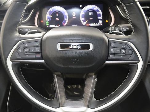 Used 2022 Jeep Grand Cherokee Limited image 39