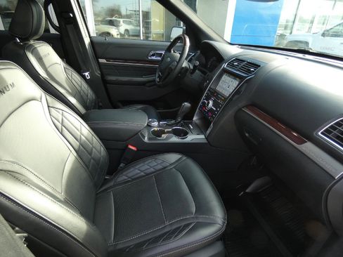 Used 2018 Ford Explorer Platinum image 17