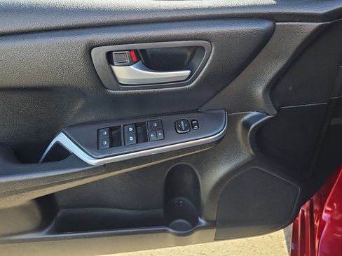 Used 2016 Toyota Camry SE w/ Moonroof Package image 11